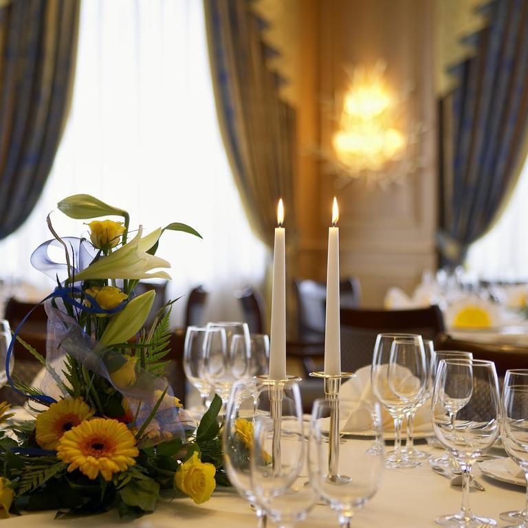 Colombi Hotel Fryburg Bryzgowijski Restauracja zdjęcie A table set for a formal dinner