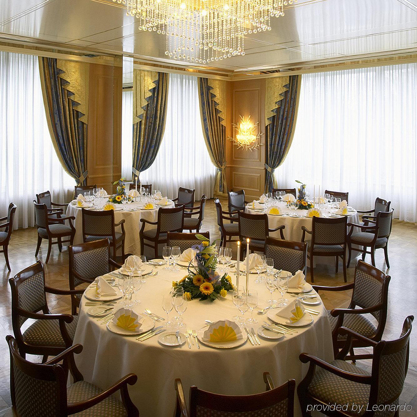 Colombi Hotel Fryburg Bryzgowijski Restauracja zdjęcie A table set for a formal dinner