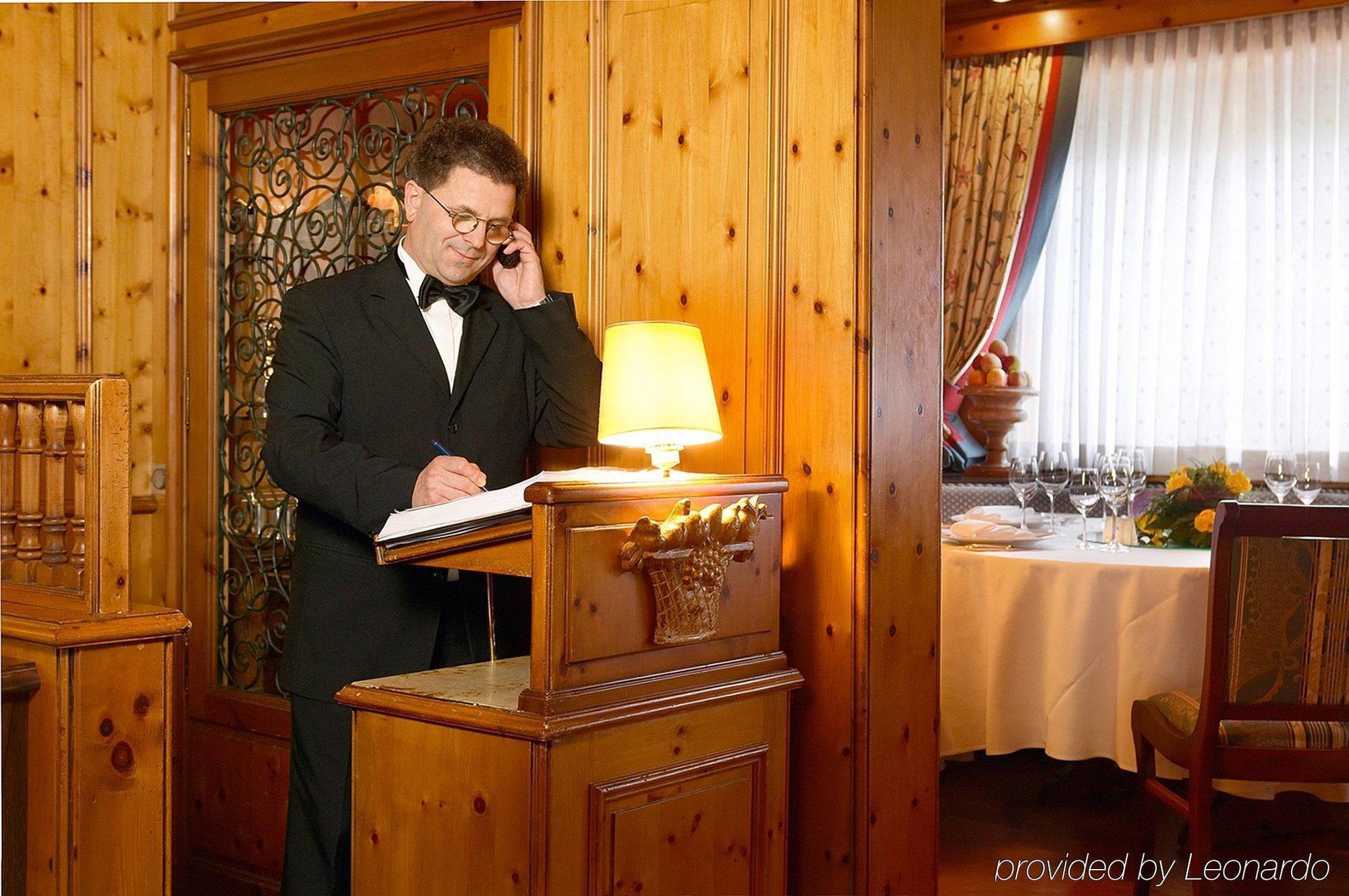 Colombi Hotel Fryburg Bryzgowijski Restauracja zdjęcie A butler at work