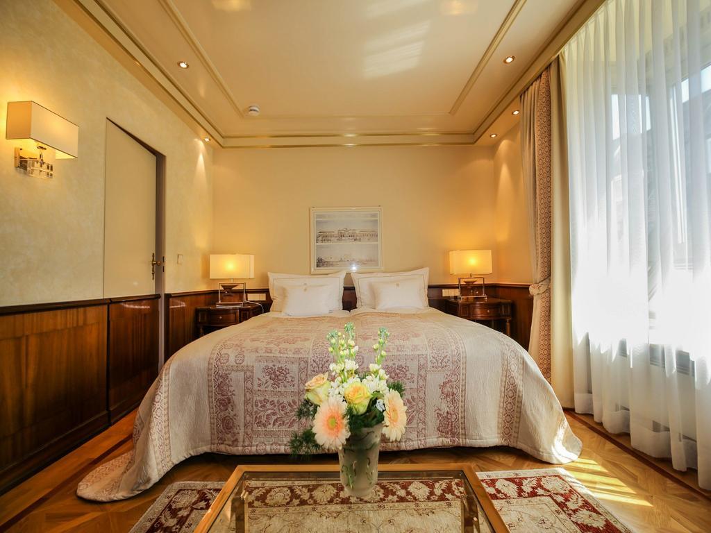 Colombi Hotel Fryburg Bryzgowijski Zewnętrze zdjęcie A bedroom at the Hotel de la Paix