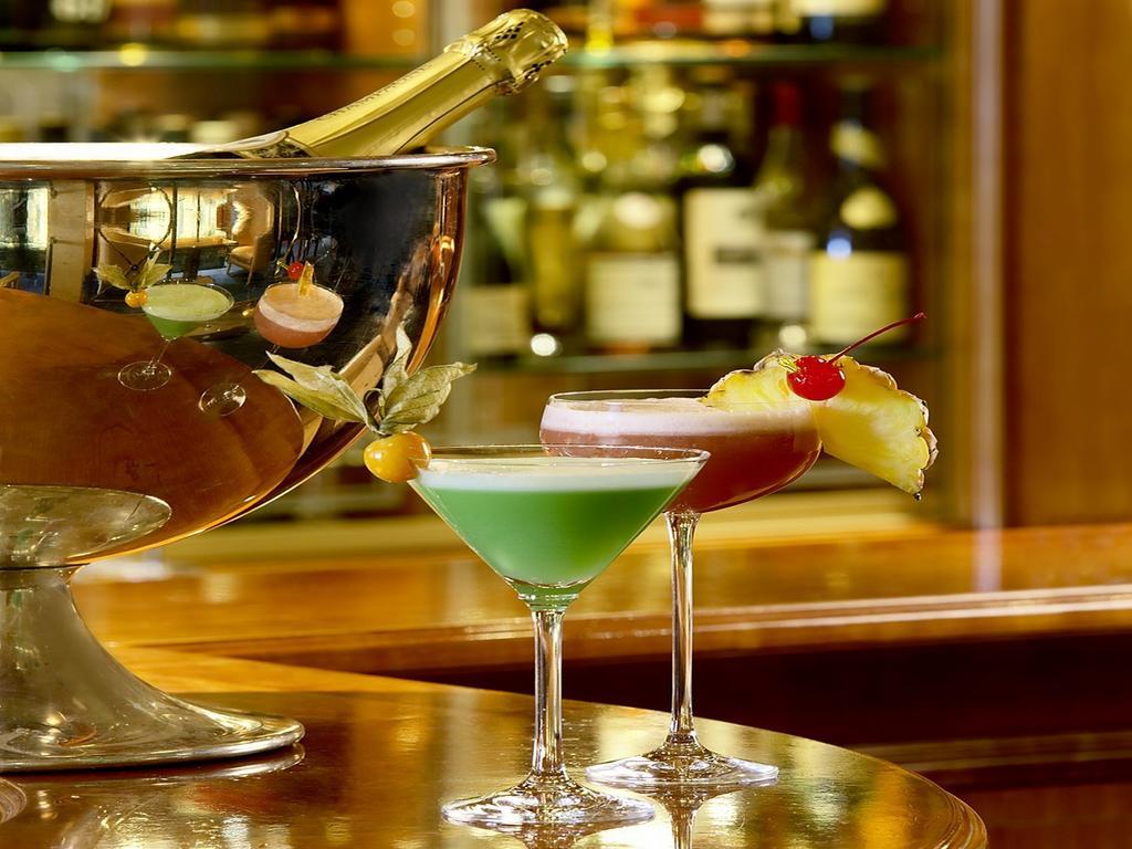 Colombi Hotel Fryburg Bryzgowijski Zewnętrze zdjęcie A Clover Club (left) and a French Kiss (right)
