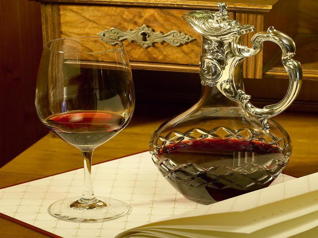 Colombi Hotel Fryburg Bryzgowijski Zewnętrze zdjęcie A traditional wine decanter